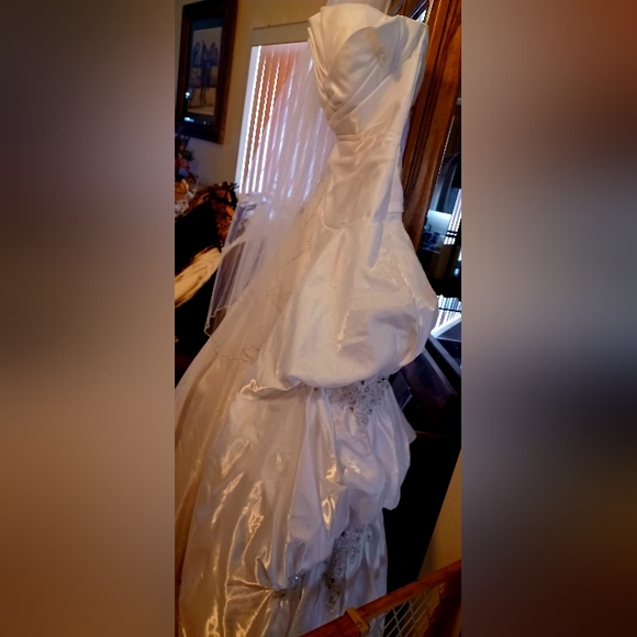 Wedding dress  size 8/6. Marked 8 Lace up back. - Picture 9 of 11